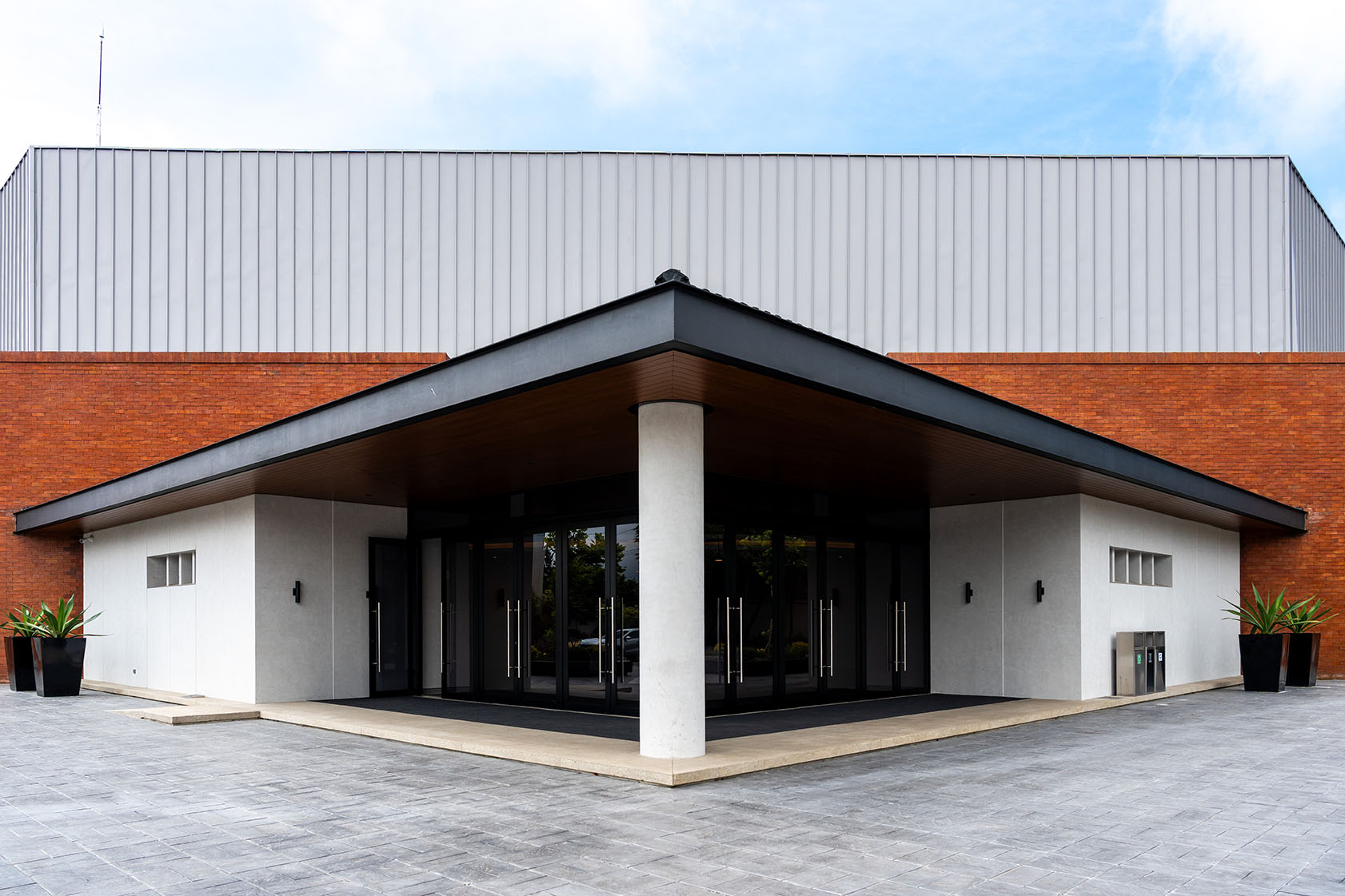 Fachada de Las Cumbres Convention Center en Ciudad de Guatemala